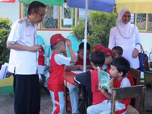 Alimuddin Assegaf, salah satu pengawas sekolah dasar Maros sedang memantau budaya baca di Sekolah Dasar 111 Polejiwa Maros saat praktik pemantauan sekolah di Maros, Rabu (25/5/2016)