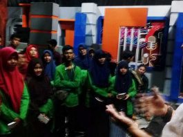 Sedikitnya 50 mahasiswa Komunikasi Penyiaran Islam Fakultas Dakwah dan Komunikasi Universitas Islam Negeri Alauddin (KPI FDK UIN Alauddin), Rabu sore 8 Juni 2016, mengunjungi studio LPP TVRI Sulawesi Selatan di jalan Kakatua Makassar, Rabu (8/6/2016)