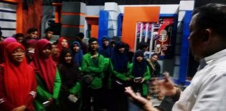 Sedikitnya 50 mahasiswa Komunikasi Penyiaran Islam Fakultas Dakwah dan Komunikasi Universitas Islam Negeri Alauddin (KPI FDK UIN Alauddin), Rabu sore 8 Juni 2016, mengunjungi studio LPP TVRI Sulawesi Selatan di jalan Kakatua Makassar, Rabu (8/6/2016)