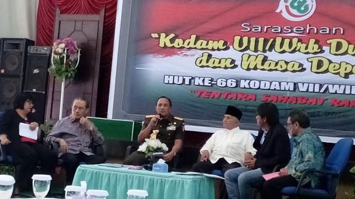 Pangdam VII Wirabuana, Mayjen TNI Agus Surya Bakti, (ketiga dari kiri) jadi keynote speaker, serasehan menyambut HUT ke-66 Kodam VII Wirabuana , Jumat 17 Juni 2016 di Balai Manunggal Mini Kodam VII Wirabuana. (foto:yahya)