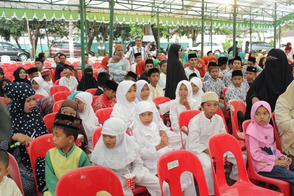 Menyambut Milad ke-62, Universitas Muslim Indonesia (UMI) Makassar menggelar buka puasa bersama 1000 anak yatim, Senin (20/6/2016).