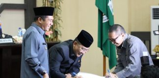 Setelah melalui proses pembahasan yang panjang, Rancangan Peraturan Daerah (Ranperda) Tanggung Jawab Sosial dan Lingkungan Perusahaan, Corporate Social Responsibility (CSR) akhirnya disahkan menjadi Peraturan Daerah (Perda) dalam rapat paripurna yang digelar Selasa (19/7/2016) kemarin.