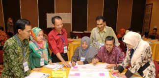 Prof. Dr. Patta Bundu, Dosen UNM (kedua dari kanan) terlibat aktif dalam pelatihan untuk peningkatan mutu PPL mahasiswa calon guru di Hotel Jogjakarta Plaza Rabu (20/7/2016)