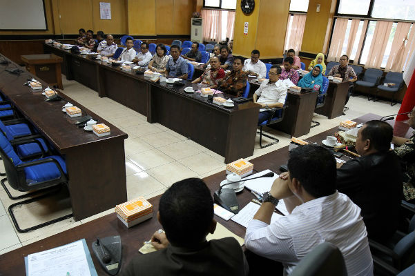 Komisi C DPRD Kota Makassar mengadakan Rapat Di Ruang Panitia Anggaran DPRD Makassar, Kamis, 11/07/16, terkait Pembangunan Lahan Parkir Mall Pannakukang dan Pembangunan Ruko di Jalan Perintis Kemerdekaan.