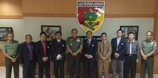 Pangdam VII/Wirabuana, Mayjen TNI Agus Surya Bakti (keenam dari kiri) didampingi beberapa staf, foto bersama Wakil Rektor I Unismuh Makassar, Dr Abdul Rahman Rahim (keenam dari kanan) yang didampingi beberapa panitia pelantikan Rektor Unismuh Makassar, di Ruang Tamu Pangdam VII/Wirabuana, Senin (8/8/2016).