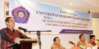 Rektor Unismuh Makassar, Rahman Rahim, menutup Rapat Kerja Unismuh Makassar, di Hotel Colonial, Tanjung Bunga, Makassar, Ahad, 14 Agustus 2016. Raker yang dilangsungkan selama dua hari itu diikuti lebih dari seratus peserta yang terdiri atas unsur pimpinan dan perwakilan lembaga yang ada di Unismuh Makassar.