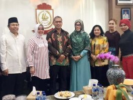 Walikota Makassar Ramdhan Pomanto (keempat dari kiri) didampingi isteri, Indira Jusuf Ismail (ketiga dari kiri) foto bersama Ketua Yayasan Jantung Indonesia Sulsel, Majdah M Zain (kelima dari kiri), serta beberapa pengurus YJI Sulsel, yakni Hj Jawahir Latif (keempat dari kanan), Sherly Farouk Beta (ketiga dari kanan), Sekretaris Deli Djafar (kedua dari kanan), Mesra Kadir (paling kanan), Jamal (paling kiri), dan Asnawin Aminuddin, di Rujab Walikota Makassar, Jumat, 19 Agustus 2016. (ist)