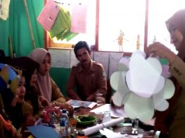 Hajerah Kadir, salah seorang fasilitator workshop sedang mencontohkan pembuatan media kuartet dan lampion kepada para peserta pelatihan, Senin (26/9/2016)