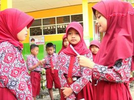 Siswa sedang menceritakan hasil bacaannya di hadapan teman-temannya dalam lomba membaca tiap minggu.