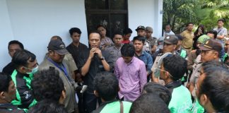 Anggota dewan, Basdir bersama Hamzah Hamid menerima aspirasi ratusan Driver Gojek di Pelataran kantor DPRD Kota Makassar, Selasa (27/9/2016). (Foto: humas)