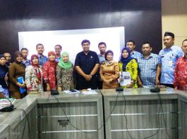 Ketua DPRD Maros, Komisi III, dan Tim USAID PRIORITAS berfoto bersama setelah rapat dengar pendapat