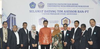 Prof Bambang Agus Pramuka (kelima dari kiri) dan Dr Etna Nur Afri Yuyutta (kelima dari kanan) foto bersama dekan, para wakil dekan, dan para ketua program studi Fakultas Ekonomi dan Bisnis Unismuh Makassar, di Kampus Unismuh Makassar, Jumat (7/10/2016).